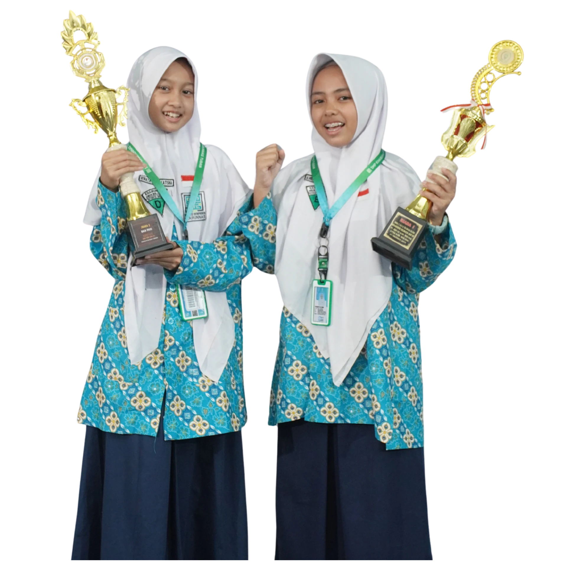Dua santriwati memegang piala dengan seragam bernuansa toska.