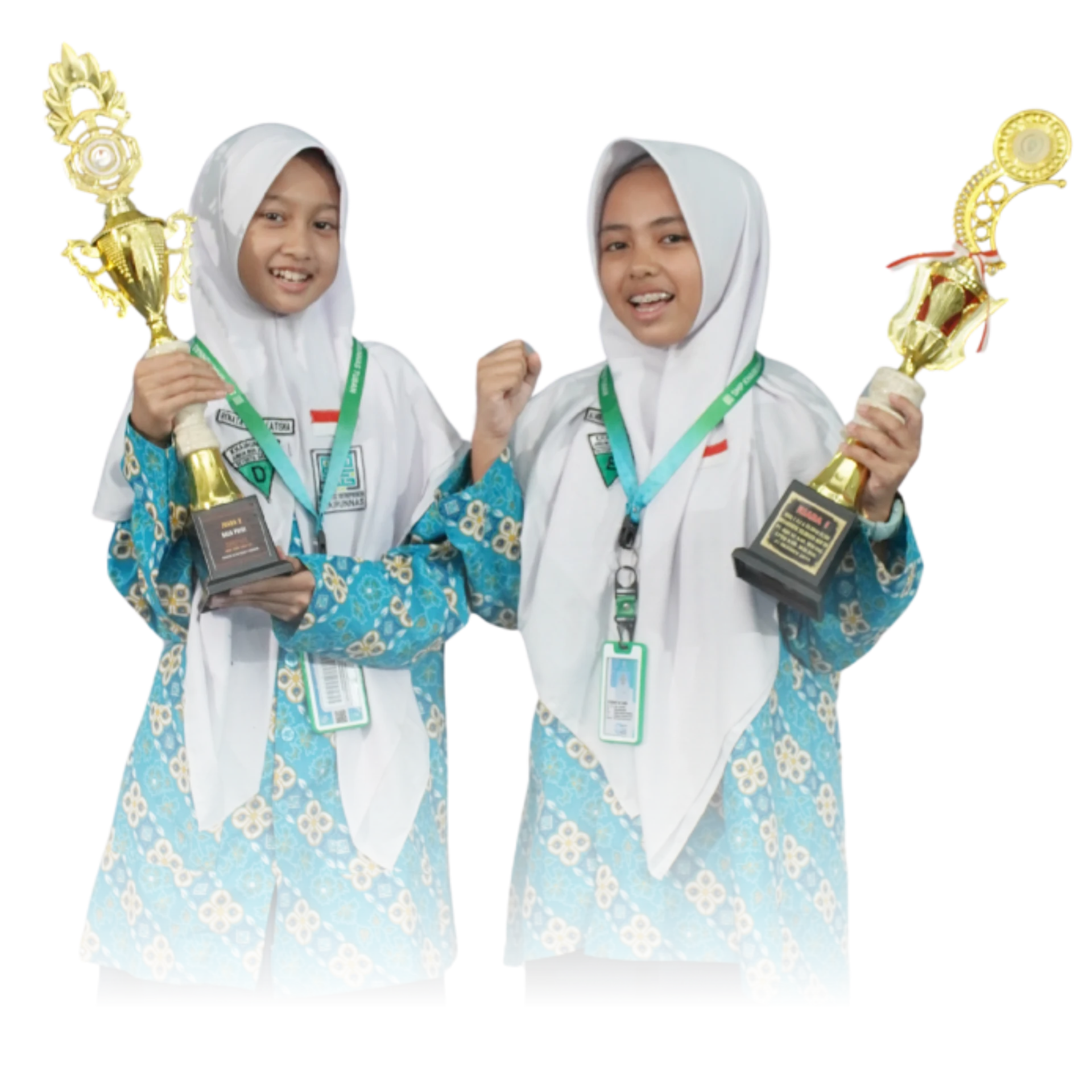 Pose lain dua santriwati yang membawa piala.