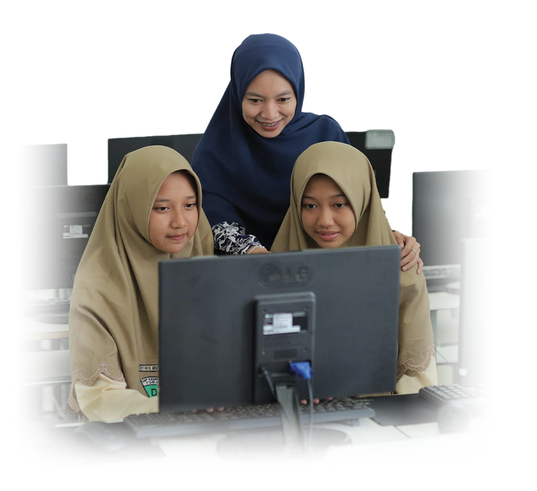 Pendampingan dua santriwati saat belajar menggunakan komputer.