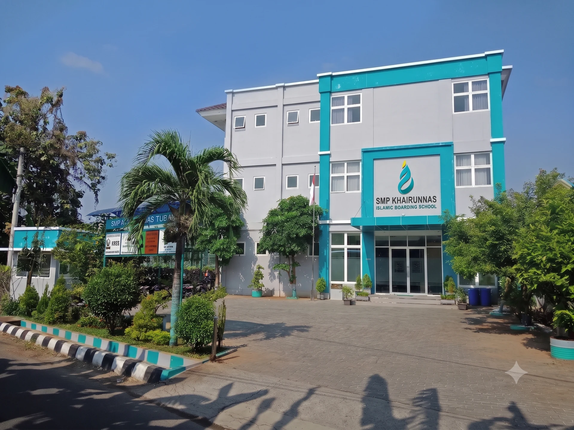 Tampak gedung SMP Khairunnas Tuban dengan logo pada fasad.